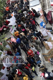 柳州馬路勞務(wù)市場(chǎng)暗流涌動(dòng) 便捷背后隱患多，勞務(wù)服務(wù)亟待規(guī)范